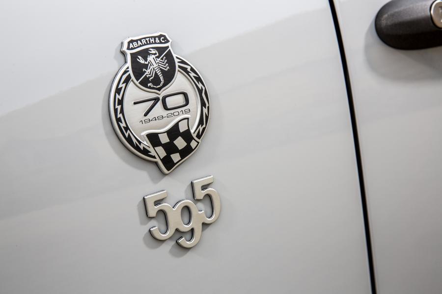 Логотип Abarth 595 esseesse 2019 года  (UK) (фото 6 из 15)